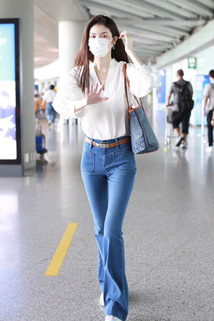 别不服,还是超模身材好,何穗穿牛仔喇叭裤,长腿谁见了谁酸