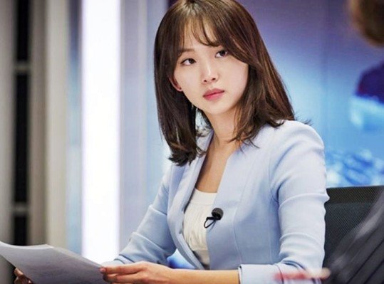 《迷雾》,在剧中秦基周本色出演了一名女主播,凭借自己曾经当过记者的