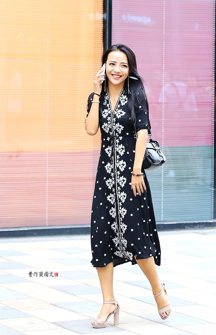 街拍美女凉鞋也要选择穿高跟