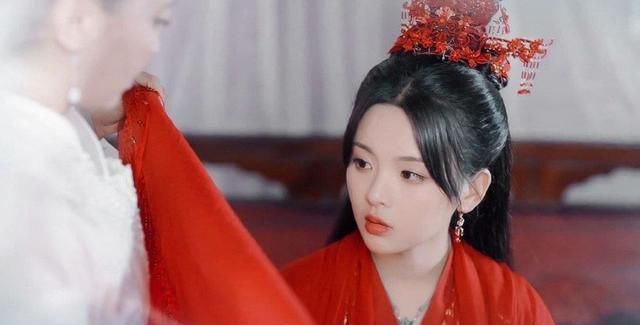 这不,杨超越出演古装剧《且听凤鸣》,饰演凤舞,一个命运坎坷的少女.