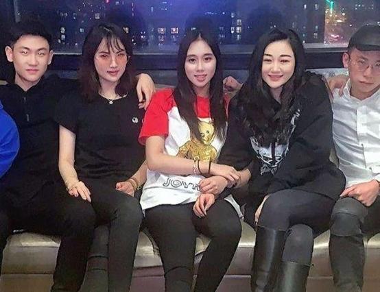 豪门子女聚会!赌王幼女何超欣,陈凯歌长子,任正非千金齐现身