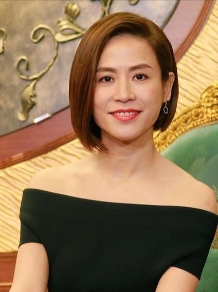 49岁宣萱活成单身贵族,露肩小黑裙配短发优雅大方,夹腿坐太惊艳