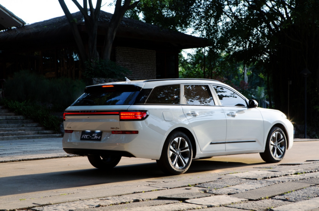 新宝骏rc-5/rc-5w上市,当最潮的掀背车遇上最实惠的旅行车