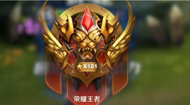另一款火热的手游《和平精英》也有着自己的段位系统,星钻上面是皇冠