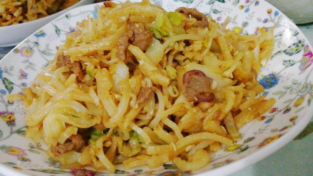 1张大饼切成丝牛肉蔬菜荤素配搭牛肉焖饼鲜香软筋有肉有菜有营养