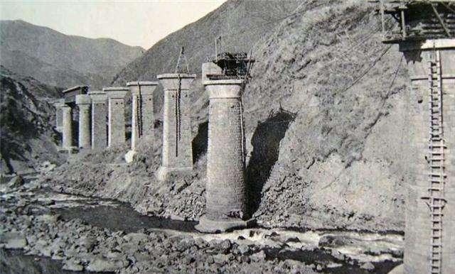 一士兵意外掉入40多米深桥墩,此后火车经过都要鸣笛致敬|桥墩|龙骨