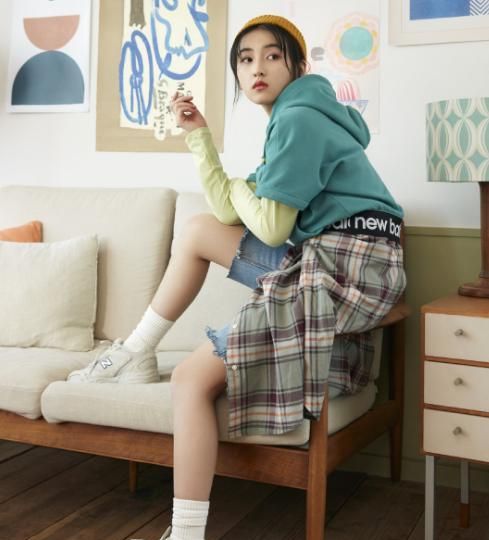 张子枫画画被嘲小学生作品看清地上5幅成品美术生都惭愧不已