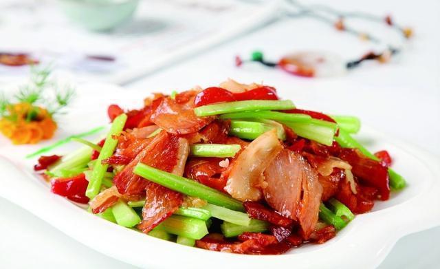 1,香芹去根,摘下叶子更存;胡萝卜切细条,和芹菜一般粗细;腊肉切片;蒜