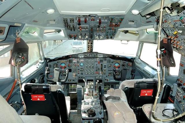 波音727三人驾驶舱设计,需要一名飞行工程师,相对于现在两人驾驶舱