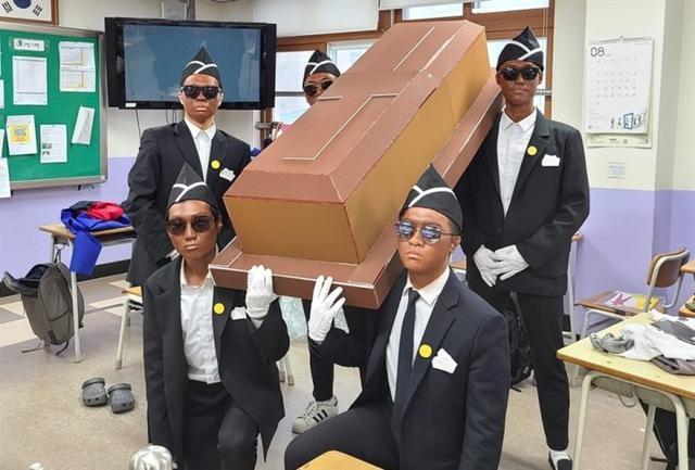 韩学生涂脸扮黑人抬棺,遭加纳籍韩星怒斥,正版抬棺团长回应__财经头条