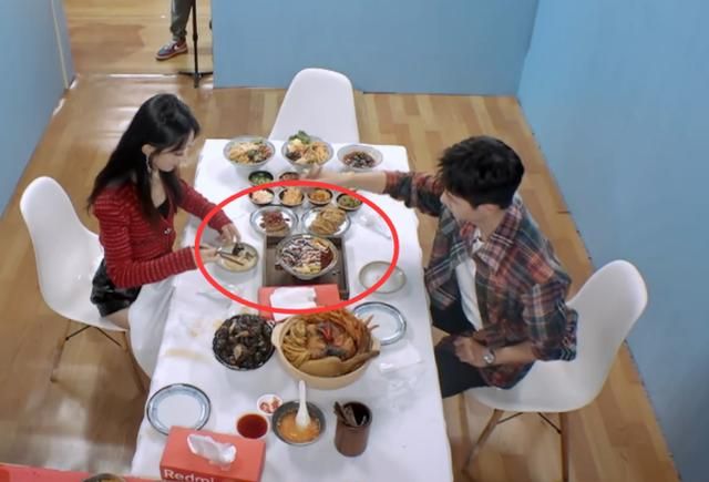 王一博给赵丽颖夹螺蛳粉当看清碗里的汤料原谅我口水流一地
