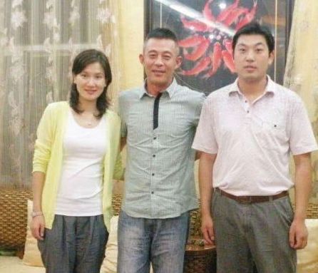 52岁侯勇:一婚娶同学,二婚娶老师,三婚娶娇妻|潘雨辰|侯勇|二婚_新浪