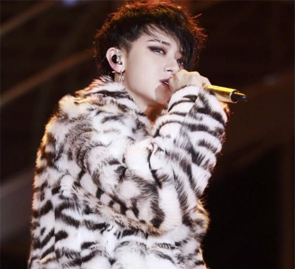 当男明星也画上烟熏妆,鹿晗酷美,王一博青春,看到最后忍不住了|烟熏妆