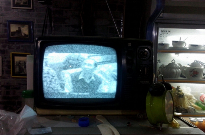 旧式电视机为什么会出现雪花屏真的与宇宙大爆炸有关吗