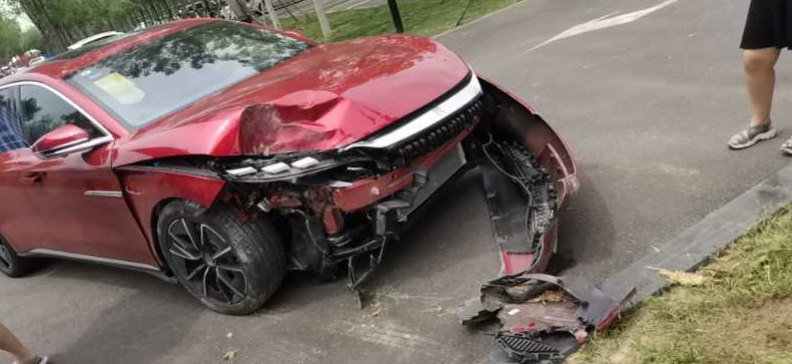 也许很多人都觉得为什么整天就比亚迪车主晒车祸现场图，其他人都不晒，原因很简单事故发生后如果车被撞的七零八落谁还有心思发图片，只有那些从事故现场完好无损的才会发个图片压压惊。