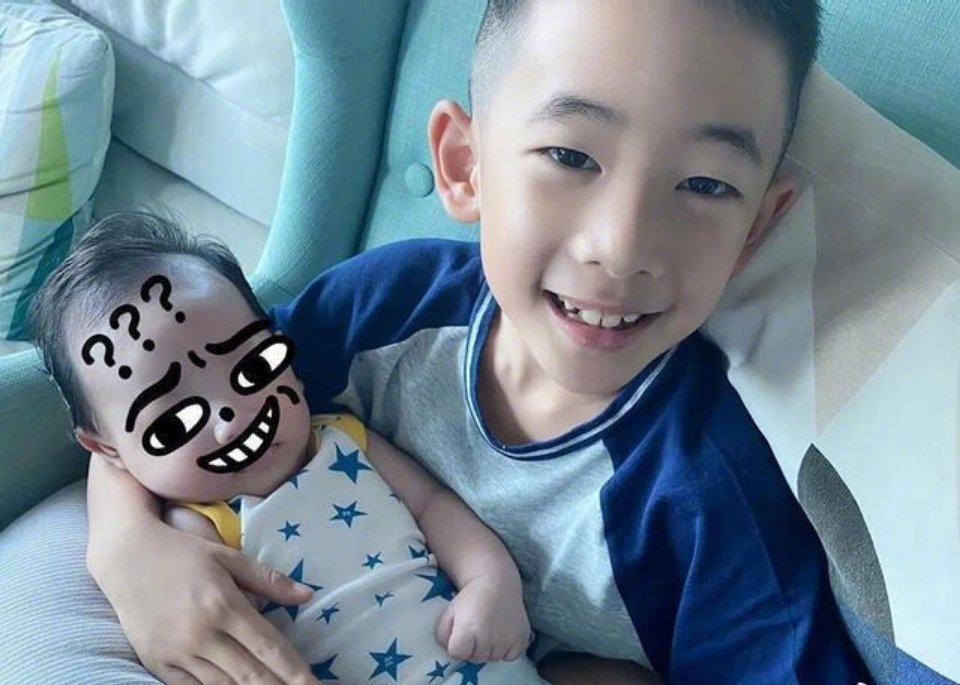 看着他们一家四口的照片也太幸福了,jasper抱着弟弟也是很宠溺的样子