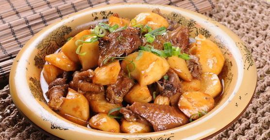 土豆焖鸡,猪肉炖土豆,蒜香焖排骨的家常做法,美味又营养|排骨|土豆|干