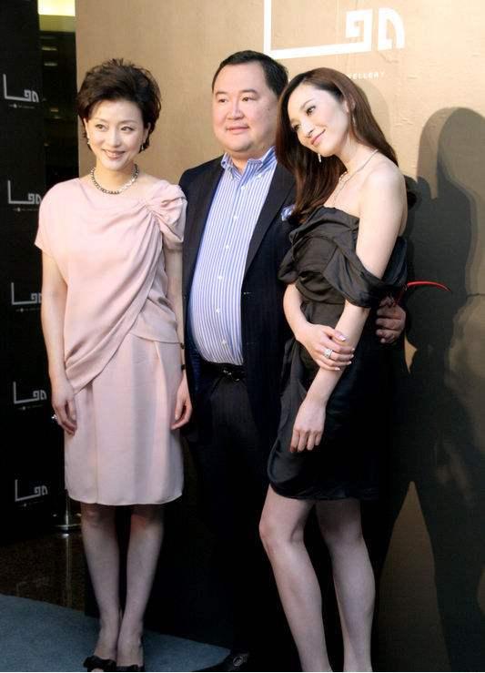 杨澜和老公也太恩爱了吧同框还搂脖杨澜的眼神都是温柔