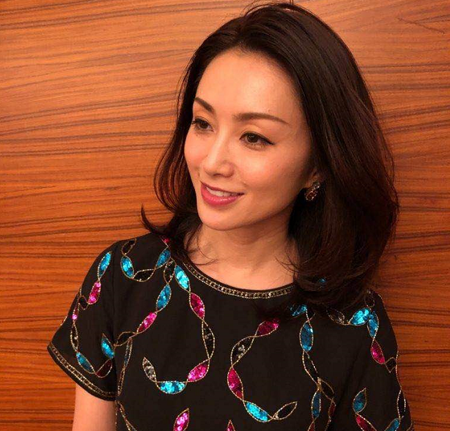 49岁酒井法子晒近照 颜值回春状态好 自曝靠做运动维持轻盈体态 酒井法子 近照 粉丝 新浪新闻