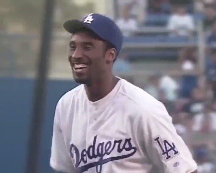 满脸的青涩,2000年科比为洛杉矶道奇棒球队开球!