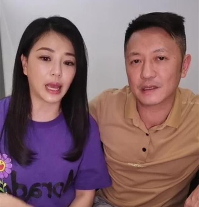 近期,刘小慧转型做直播后,他就非常配合妻子,经常陪着妻子出镜.