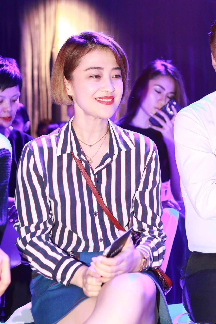 梅婷真是冻龄女神,穿条纹衬衫搭配牛仔短裙高级洋气,减龄优雅