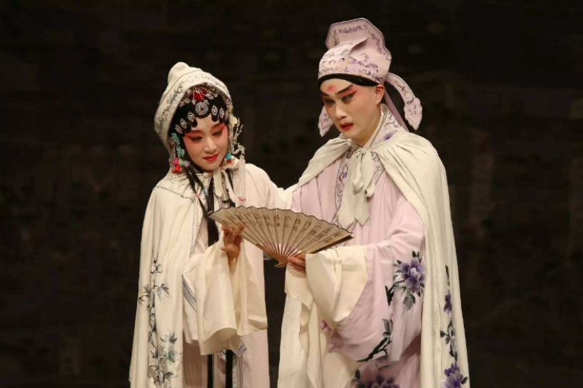 把爱情与兴亡相联系,以侯方域和李香君爱情的悲欢离合为线索,展开戏剧