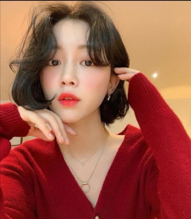 非常适合发量少女生的一款短发烫发发型蓬松的卷发更显脸小哦