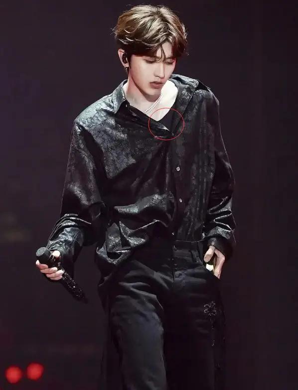 蔡徐坤激光舞台slay透视装若隐若现太大胆网友还是下巴瞩目