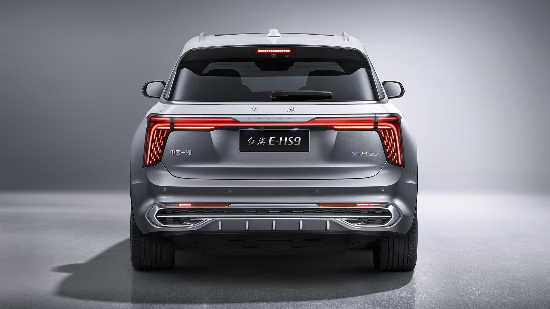 e-hs9作为一辆大型suv,在尺寸上即使是对比加长揽胜也完全不落下风!