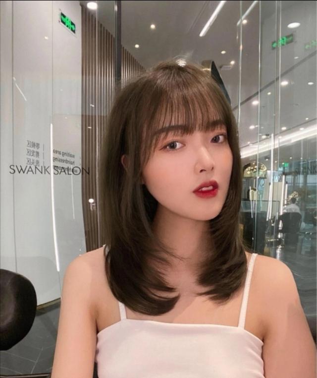 2020年超级流行的高层次感中发适合发量多长度处于尴尬期的女生