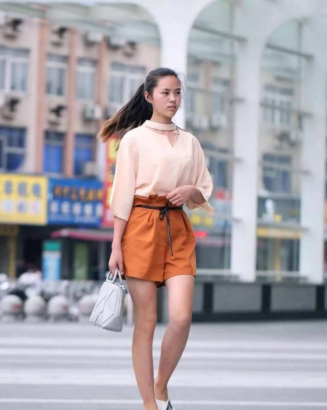 走路带风的女生有性格魅力的女子是现代社会的宠儿