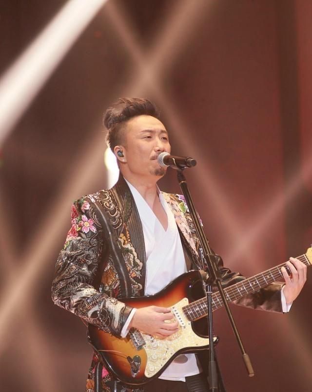 他被称为太子基老爸是娱乐大亨为杨千嬅写歌48岁老态横生