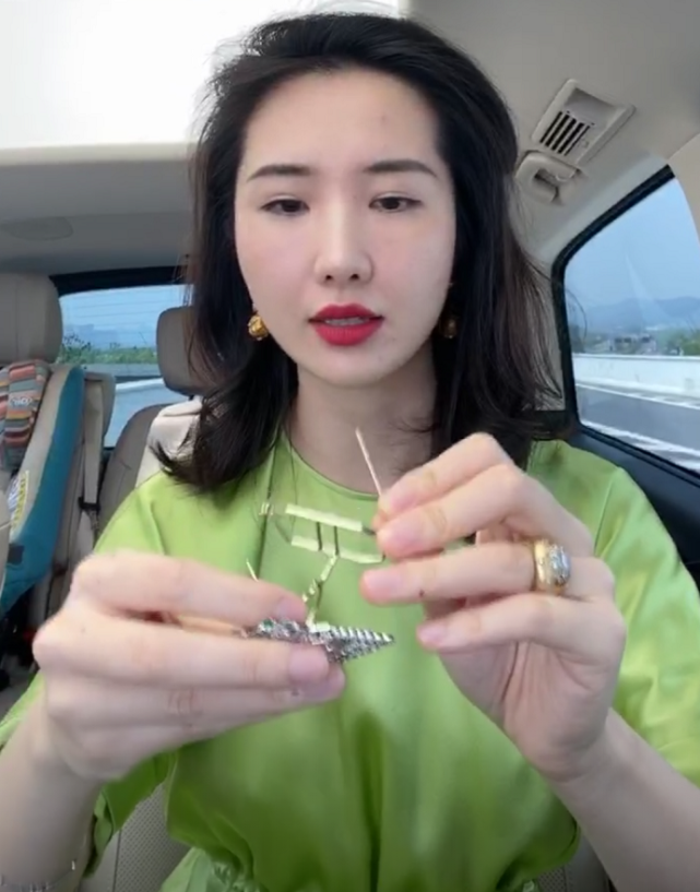 董花花直播无名指戒指抢镜,张大奕晒照把"3"写脸上