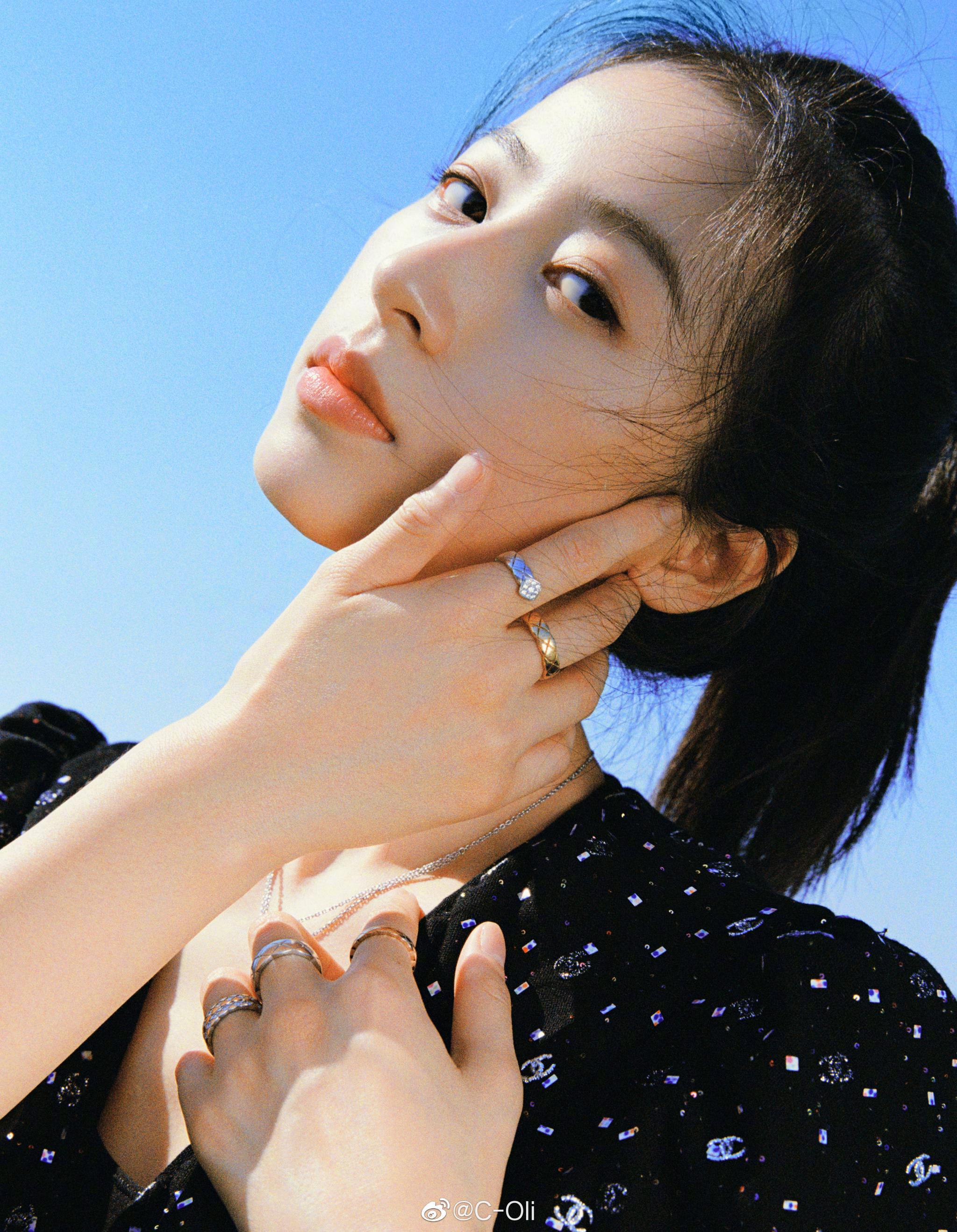 演员@周雨彤微博 佩戴CHANEL 拍摄了一组户外写真……|周雨彤|写真|拍摄_新浪新闻
