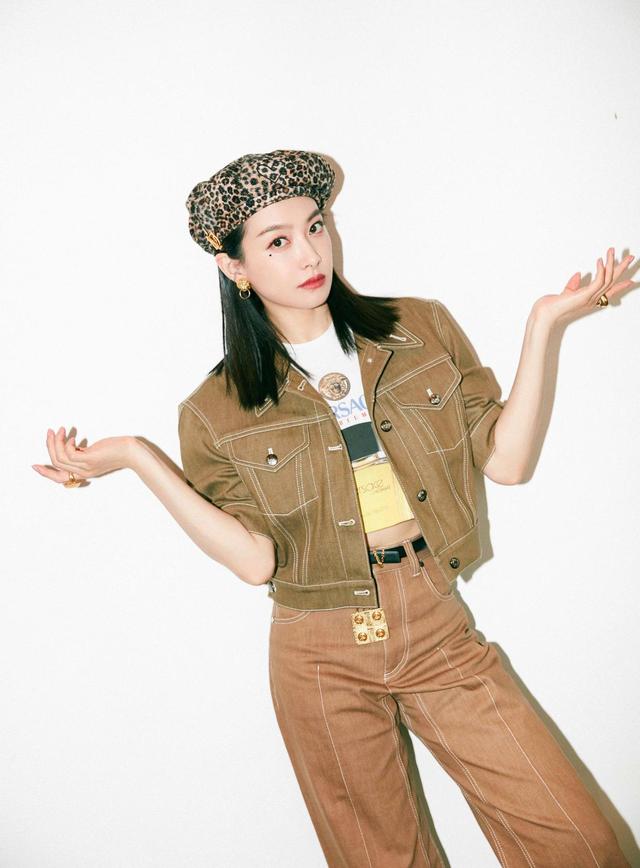 宋茜168身材太正了!一身棕色系穿搭时髦大气,豹纹贝雷帽hin高级