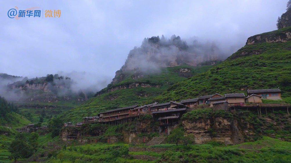 航拍悬崖上的村庄