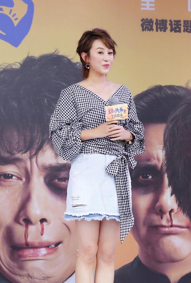 38岁马丽生二胎后露面,一身黑色裙装气质满分,当妈后更有女人味