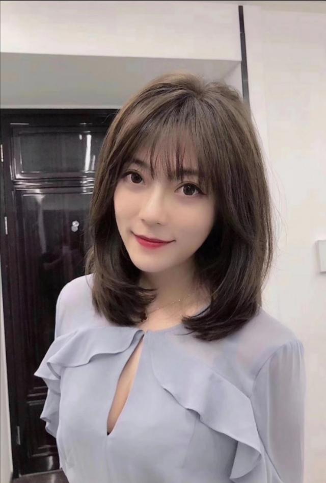 2020年超级流行的高层次感中发适合发量多长度处于尴尬期的女生