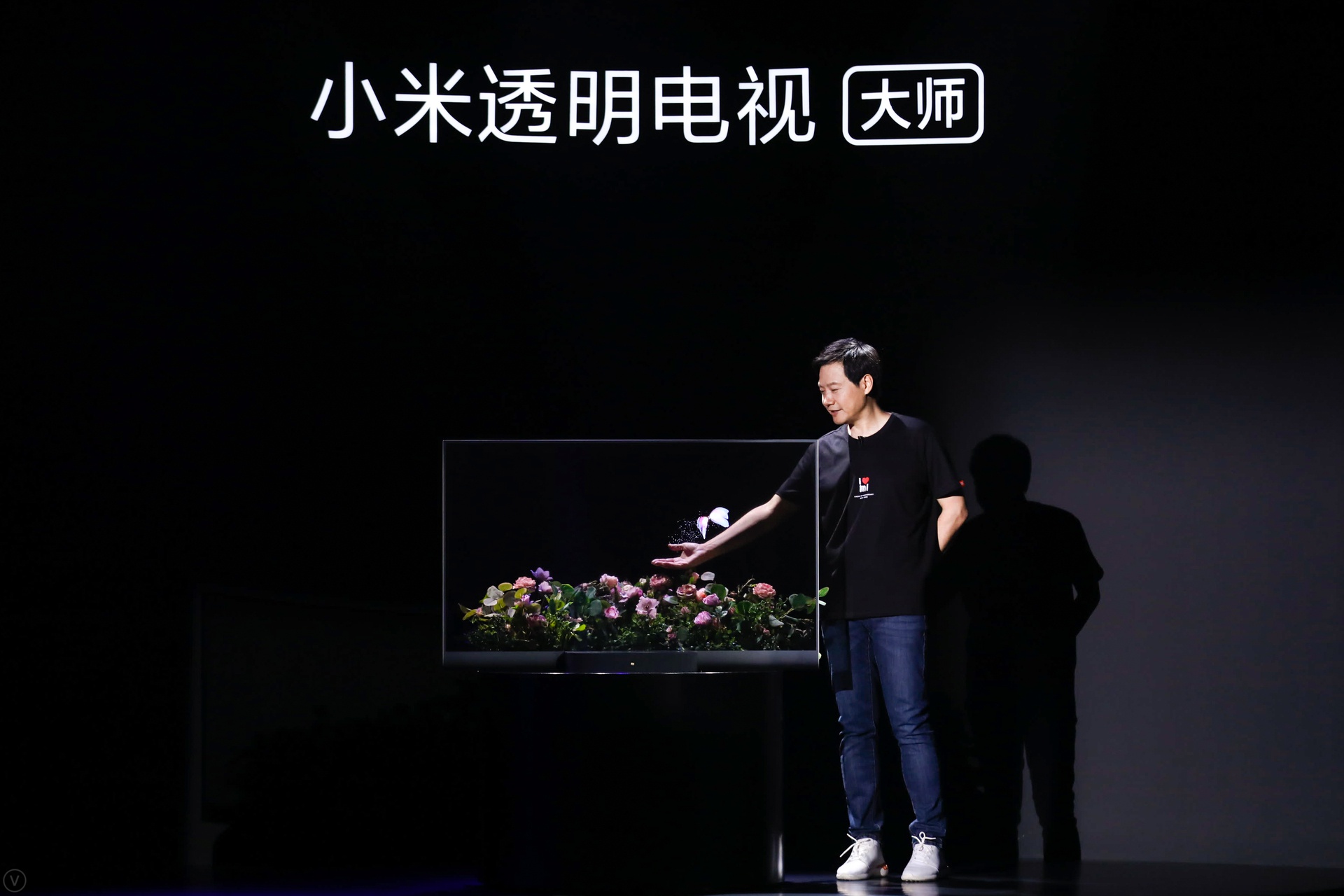 探索之作透见未来 小米发布全球首款量产透明电视售49999元