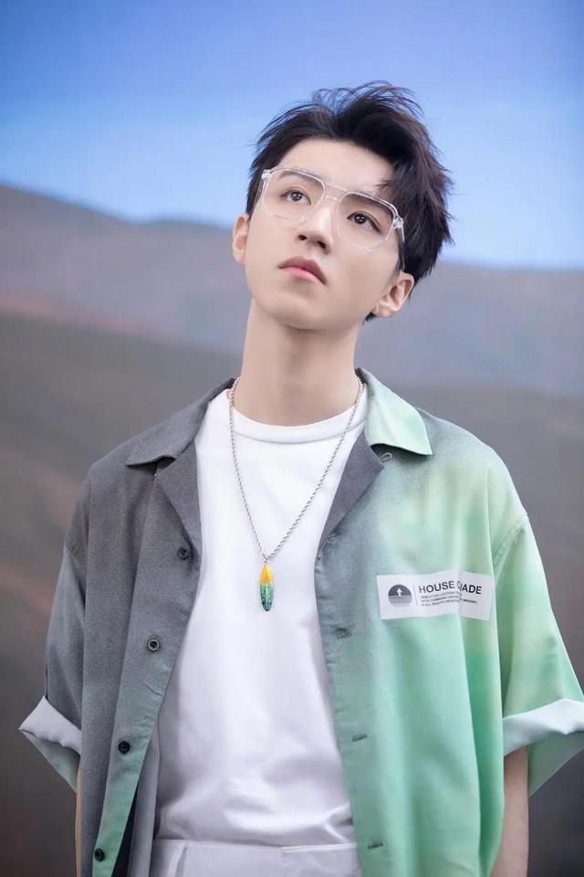 王俊凯发型变化史可盐可甜可清冷可温暖可矜贵可酷man