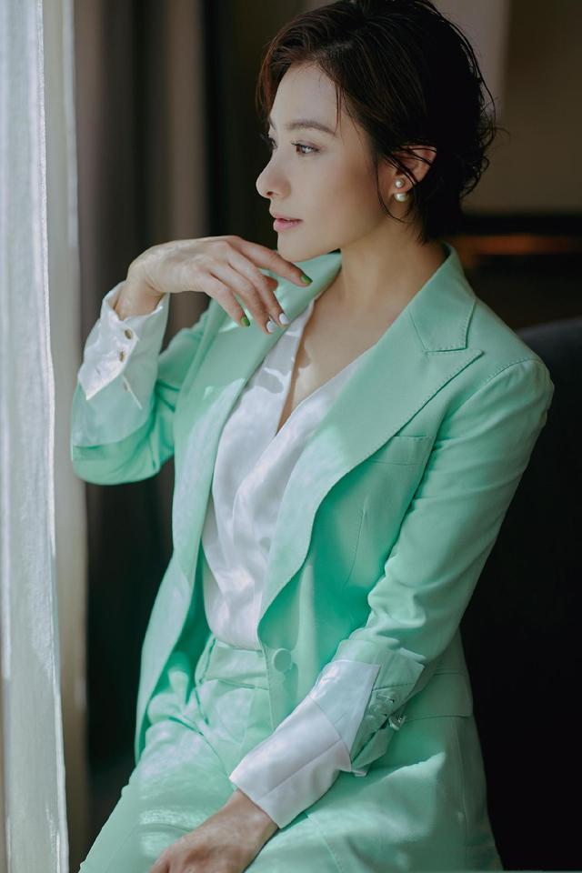 又被刘璇惊艳了穿红色西装套装配短发体操公主果真不一样