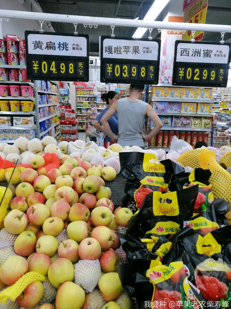 超市的水果价格,今年跟去年比,水果价格腰斩了