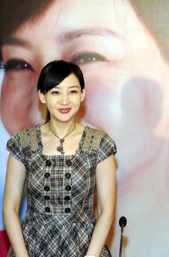 孙楠前妻罕见晒近照,无惧皱纹49岁还有少女腿,剪寸头像个男孩|买红妹