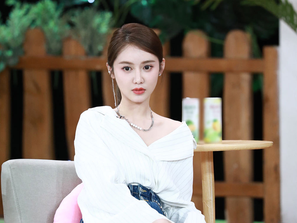 女主播美娜 复古泳池派对庆生 球迷:有贵族气质