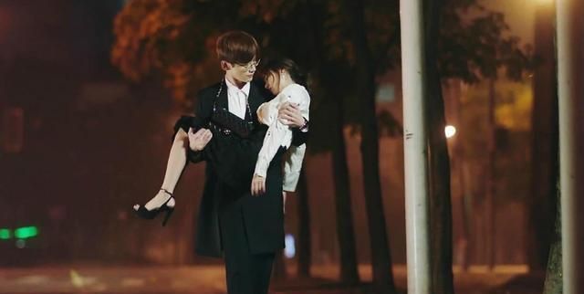 影视剧里面的公主抱为什么这么轻松看到真实的状态笑哭