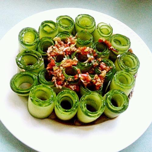 夏日凉菜分享凉拌黄瓜粉丝蒜香西瓜皮响油黄瓜卷的简单做法