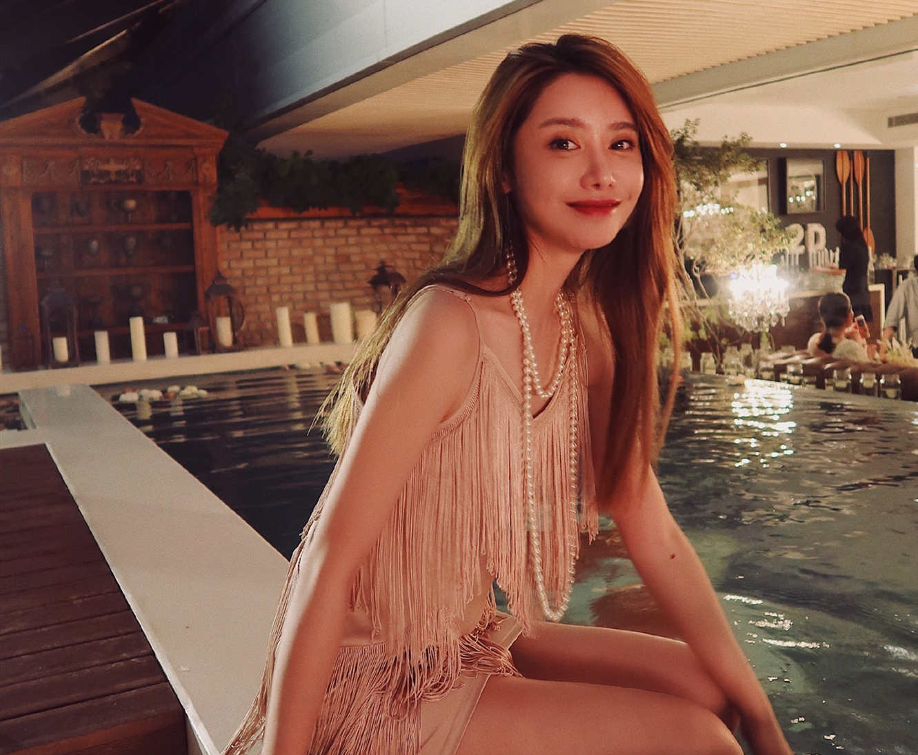 女主播美娜 复古泳池派对庆生 球迷:有贵族气质