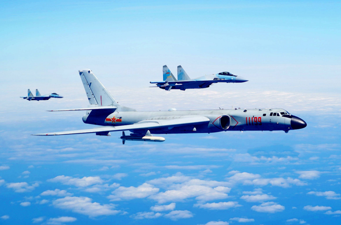 大批轰6k飞抵高原机场,距边境仅1小时航程,大批歼16全程护航