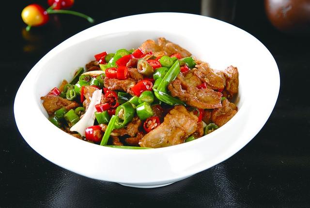 注:湖南小炒肉风味独特,香辣可口,肉质鲜嫩,是很好的下饭菜,湖南小炒